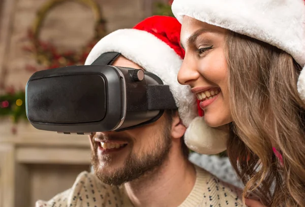 Pareja usando auriculares de realidad virtual - foto de stock