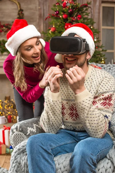 Casal usando fone de ouvido de realidade virtual — Fotografia de Stock