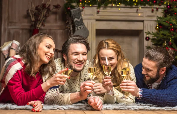 Gente feliz con copas de champán - foto de stock