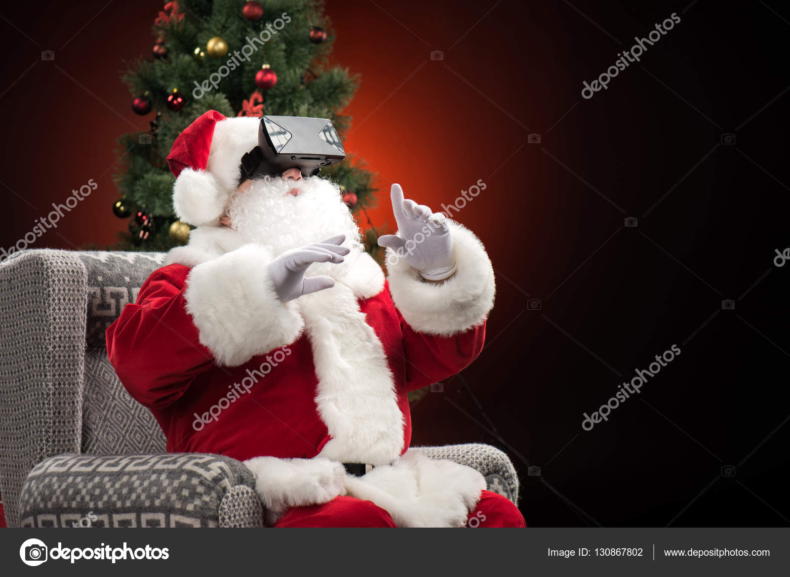 Babbo Natale Virtuale.Babbo Natale Indossando Cuffie Realta Virtuale Foto Stock C Dmitrypoch 130867802