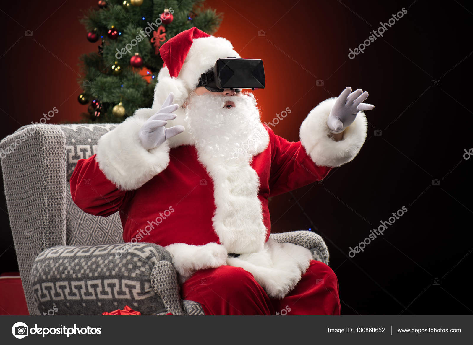 Babbo Natale Virtuale.Babbo Natale Indossando Cuffie Realta Virtuale Foto Stock C Dmitrypoch 130868652
