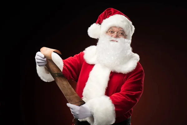 Санта-Клаус стоит с списком желаний — стоковое фото