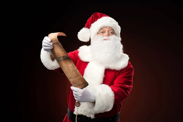 Santa Claus stående med wishlist — Stockfoto