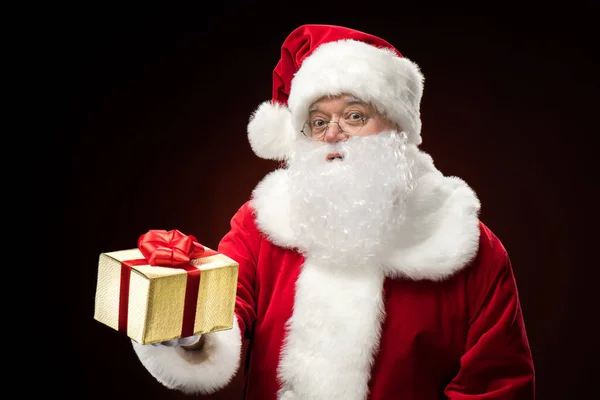 Kerstman met cadeau box in de hand — Stockfoto