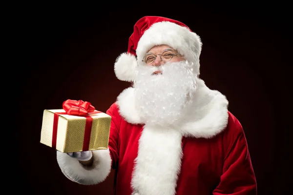 Święty Mikołaj z darem opakowania w ręku — Zdjęcie stockowe