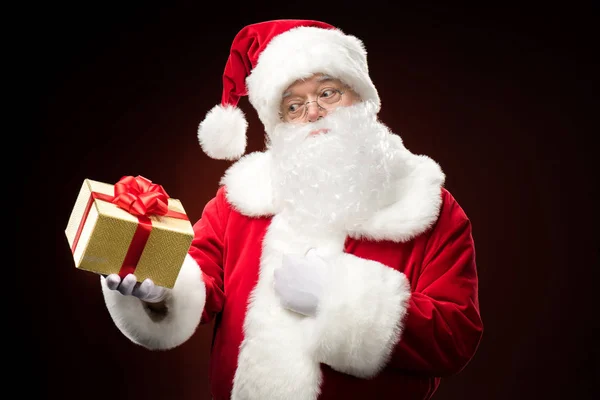 Kerstman met cadeau box in de hand — Gratis stockfoto