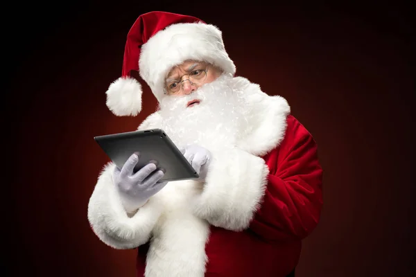 Père Noël avec tablette numérique — Photo