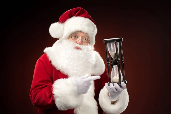 Santa Claus apuntando al reloj de arena — Foto de Stock