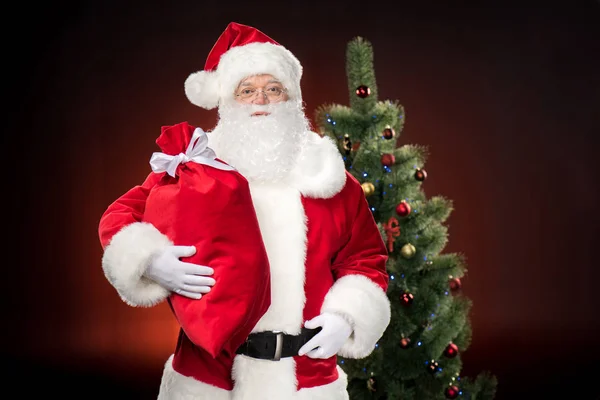 Weihnachtsmann steht mit rotem Sack — kostenloses Stockfoto