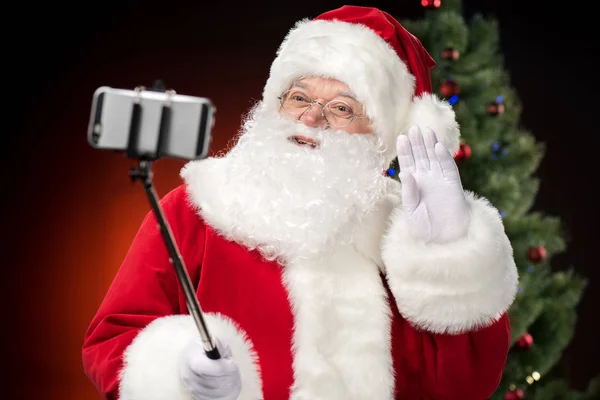 Weihnachtsmann macht Selfie — Stockfoto