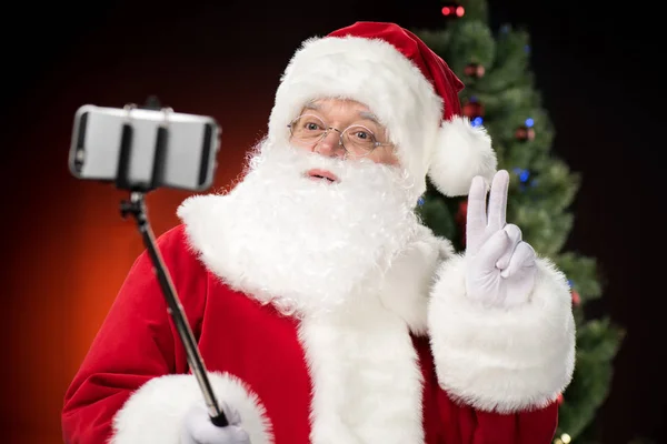 Weihnachtsmann macht Selfie — Stockfoto