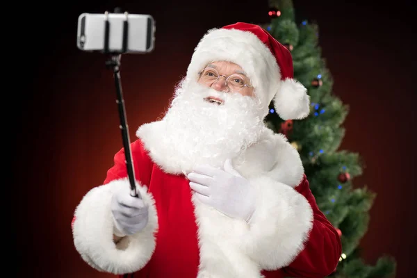 Weihnachtsmann macht Selfie — Stockfoto