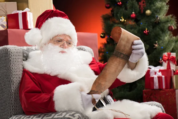 Weihnachtsmann liest Wunschliste — Stockfoto