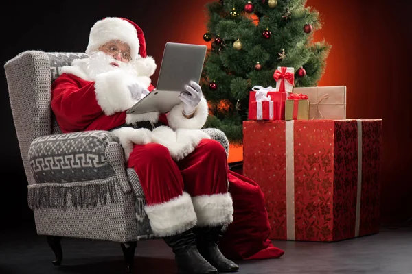 Santa Claus usando laptop — Foto de Stock