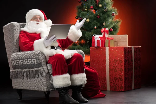 Санта-Клауса, використовуючи ноутбук і жестикулюючи — стокове фото