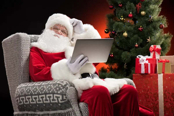 Санта-Клауса, використовуючи ноутбук і жестикулюючи — стокове фото
