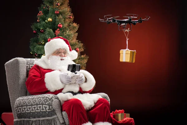 Papai Noel usando drone — Fotografia de Stock