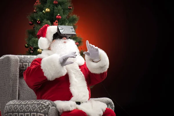 Père Noël portant casque de réalité virtuelle — Photo