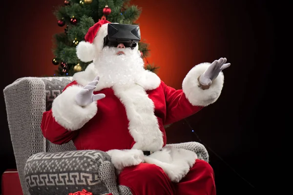 Санта-Клаус в наушниках виртуальной реальности — стоковое фото