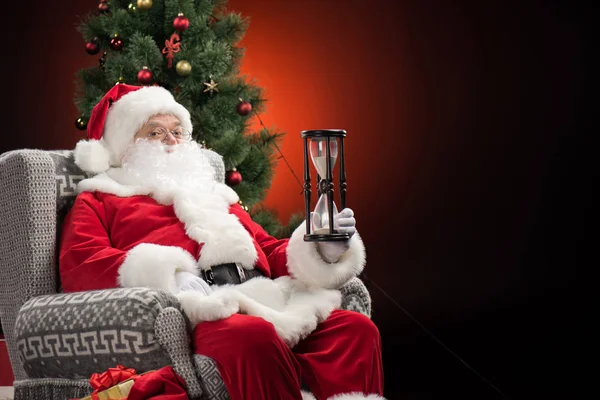 Santa Claus mostrando reloj de arena — Foto de Stock