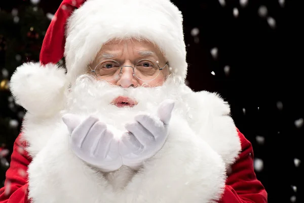 Weihnachtsmann bläst Schneeflocken — kostenloses Stockfoto