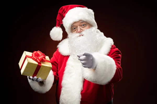 Санта Клаус з подарунковою коробкою в руці — стокове фото