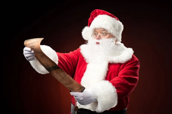 Tomte läser önskelista — Stockfoto