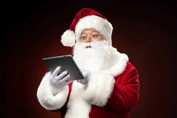 Santa Claus met digitale tablet — Stockfoto