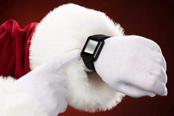 Santa Claus wijzen op smart-horloge — Stockfoto