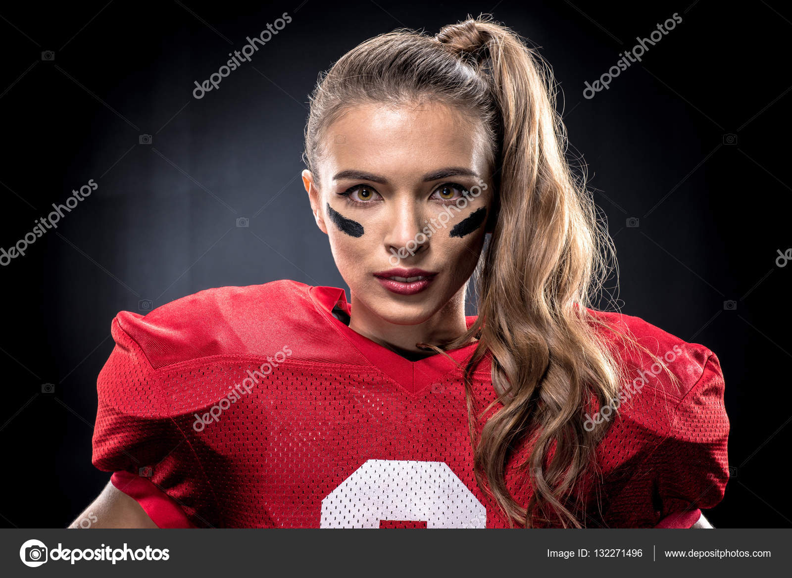 Feminino jogador de futebol americano em uniforme — Fotografias de Stock ©  DmitryPoch #132271496