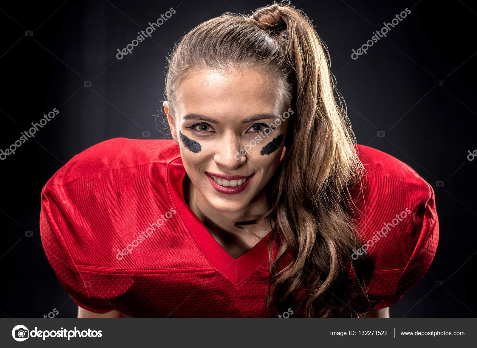 Feminino jogador de futebol americano em uniforme — Fotografias de Stock ©  DmitryPoch #132271496
