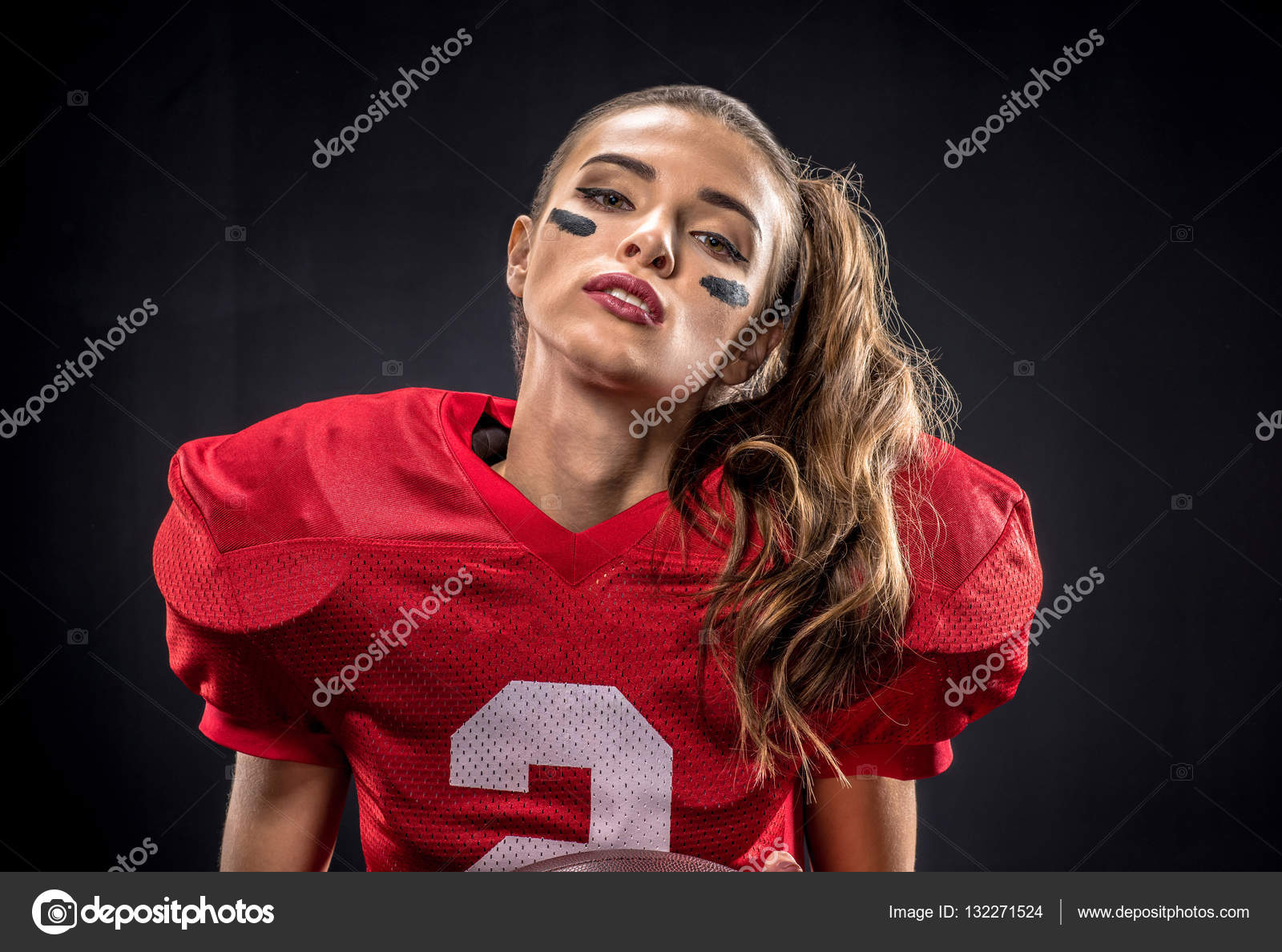 Feminino jogador de futebol americano em uniforme — Fotografias de Stock ©  DmitryPoch #132271496