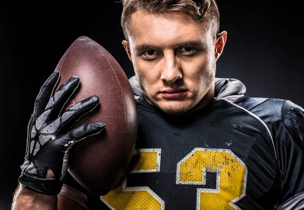 American football player holding ball — Free Stock Photo