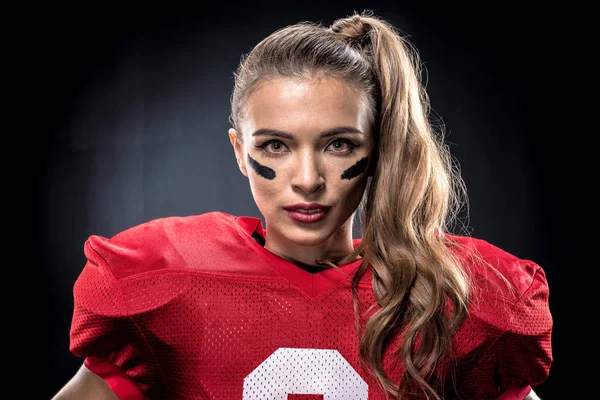 Vrouwelijke american football speler in uniform — Stockfoto