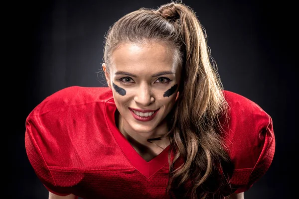 Vrouwelijke american football speler in uniform — Stockfoto