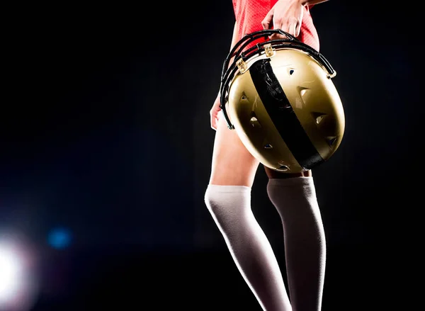 Jogadora de futebol feminino segurando capacete — Fotografia de Stock