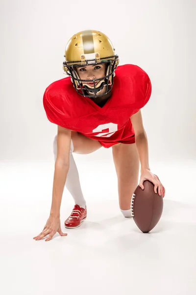 American football speler poseren met bal — Gratis stockfoto