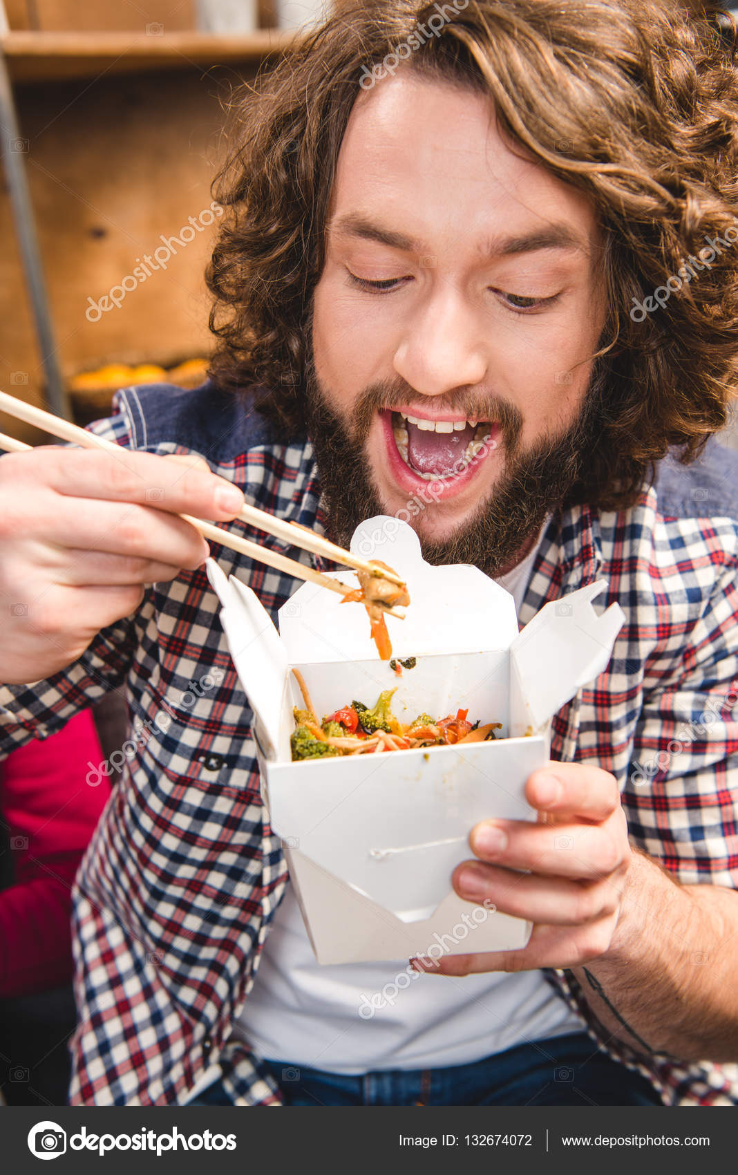 Homem comendo macarrão — Stock Photo © DmitryPoch #132674072