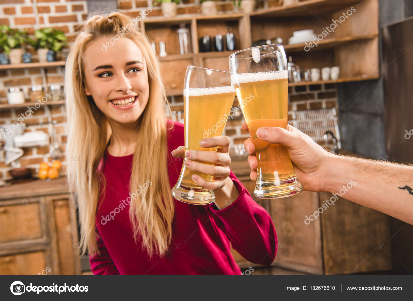 女性がビールで乾杯 ストック写真 C Dmitrypoch