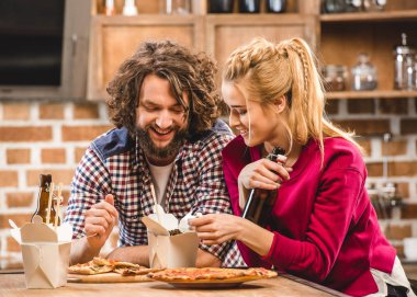 Couple eating noodles clipart