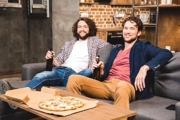 Amigos bebiendo cerveza — Foto de Stock