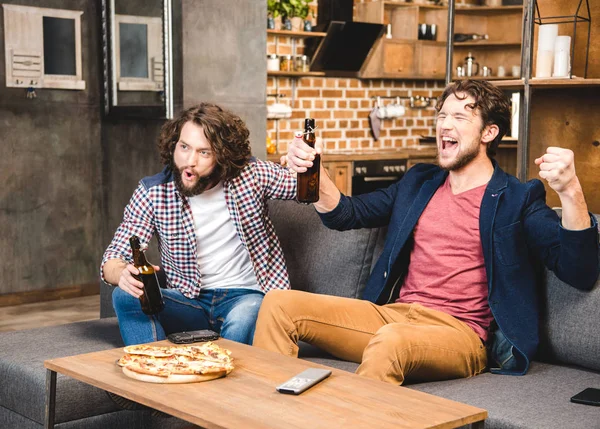 Amigos bebiendo cerveza — Foto de Stock