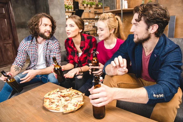 Amici che bevono birra e mangiano pizza — Foto Stock
