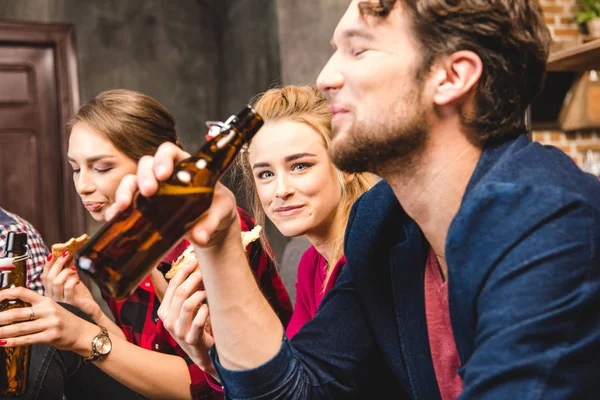 Vänner som dricker öl — Gratis stockfoto