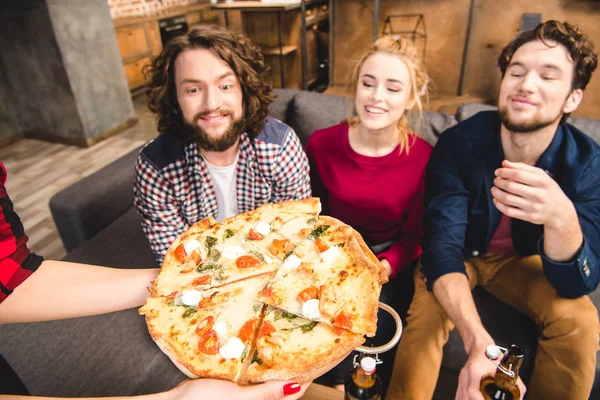 Smilende venner smaker pizza – stockfoto