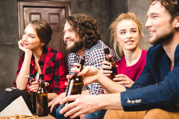 Vänner som dricker öl — Stockfoto