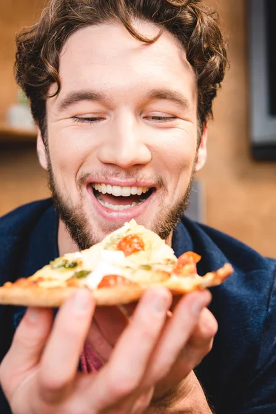 Человек ест пиццу — стоковое фото