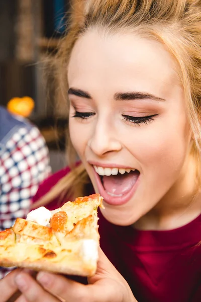 Woman eating pizza — Stock Photo, Image