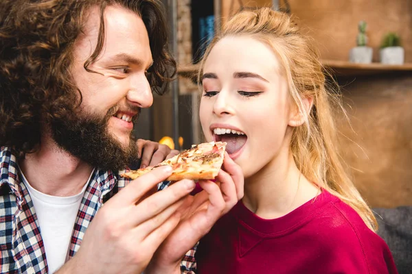 Casal comer pizza — Fotografia de Stock