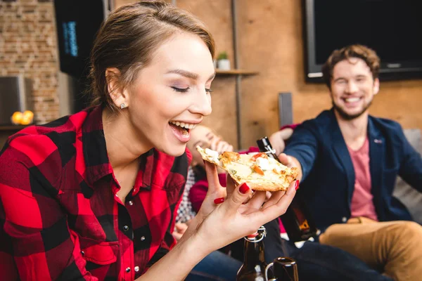 Kvinna äter pizza — Stockfoto